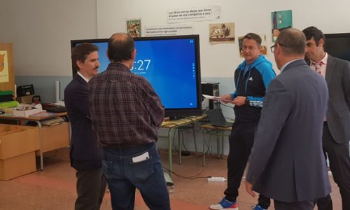 presentación de los monitores interactivos y de los equipos informáticos