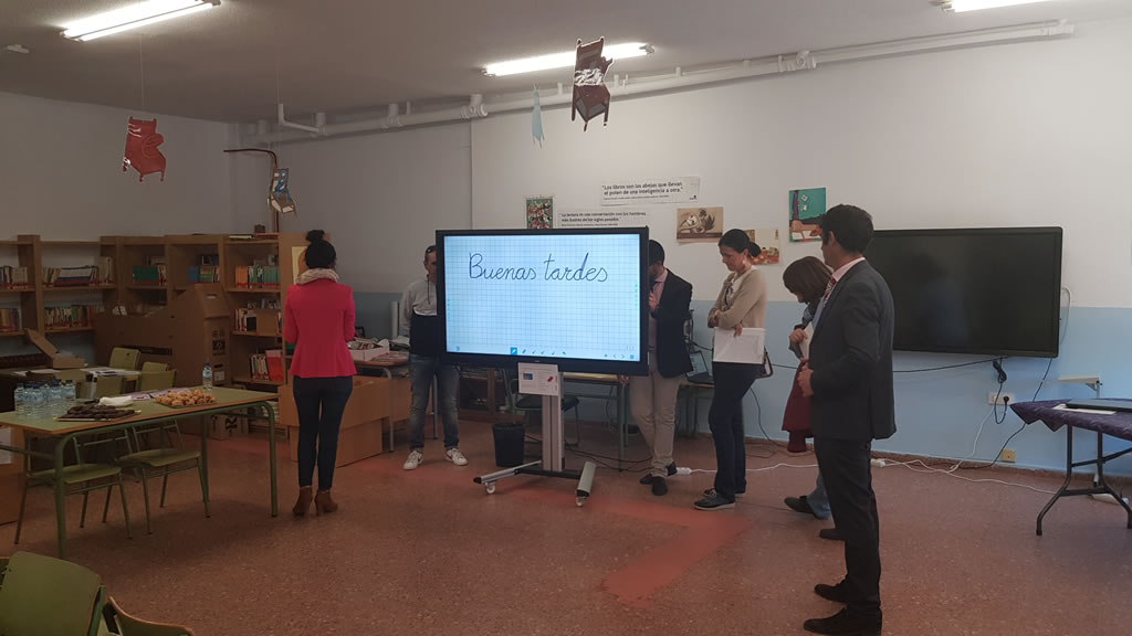 Presentación de los monitores interactivos y de los equipos informáticos en Toledo